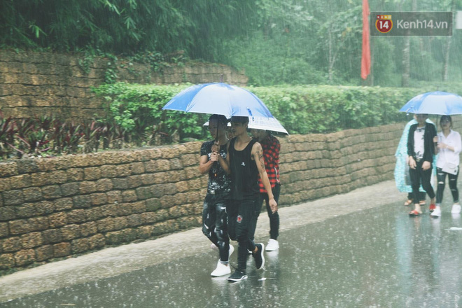 Nhiều bạn trẻ hồn nhiên mặc quần đùi, váy ngắn và tạo dáng phản cảm khi dự lễ Giỗ tổ Hùng Vương